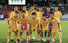 国足热身赛2-1力克新加坡，21岁新星替补登场后被武磊换下，比赛因拖延时间引发热议